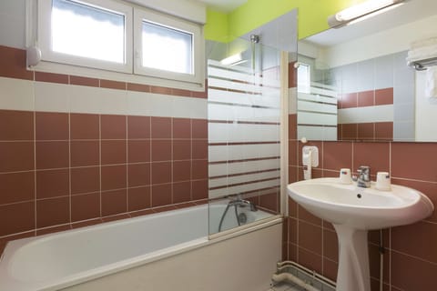 Room, Multiple Beds | Bathroom | Combined shower/tub, eco-friendly toiletries, hair dryer, towels