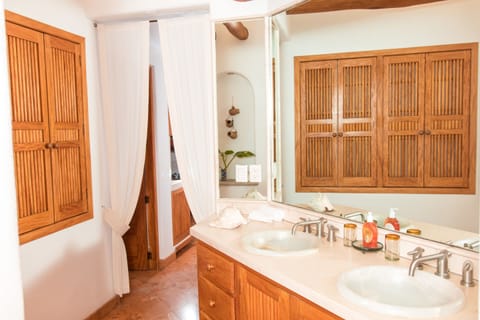 06 Sayulita - Master Suite - Breakfast included | Bathroom | Shower, rainfall showerhead, free toiletries, hair dryer