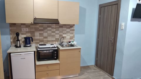 Basic Triple Room, Kitchen, Ground Floor | Private kitchenette | Electric kettle