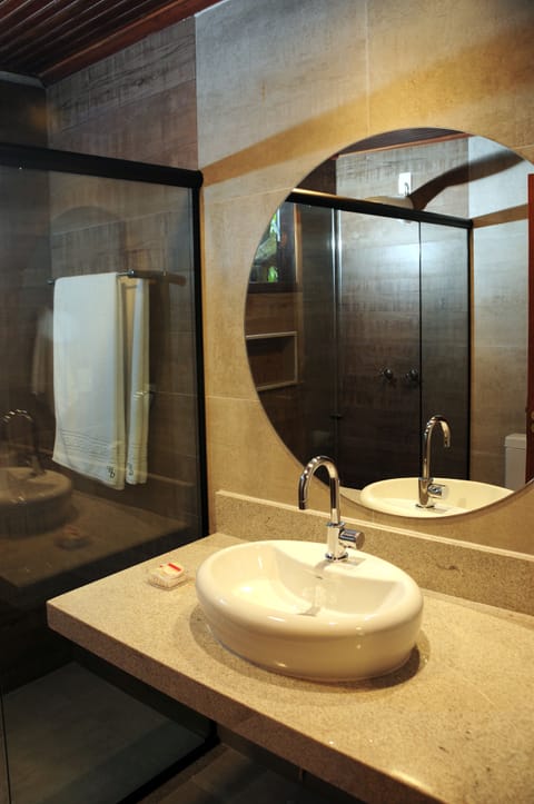 Chale Classic 06 | Bathroom | Shower, free toiletries, towels