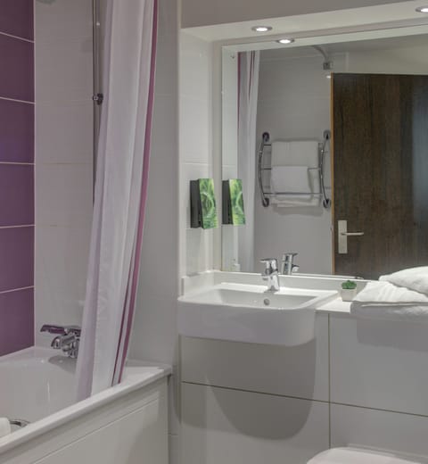 Combined shower/tub, hair dryer, towels