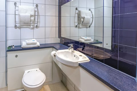 Combined shower/tub, hair dryer, towels