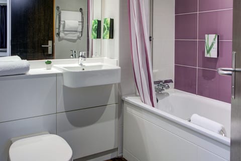 Combined shower/tub, hair dryer, towels