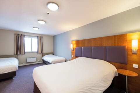 Executive Room, 1 King Bed, Non Smoking (with Two Single SofaBeds) | Desk, blackout drapes, iron/ironing board, WiFi