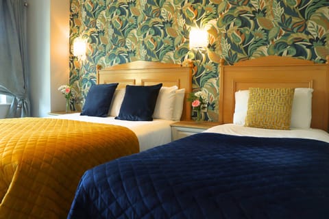 Deluxe Triple Room | Desk, iron/ironing board, free WiFi