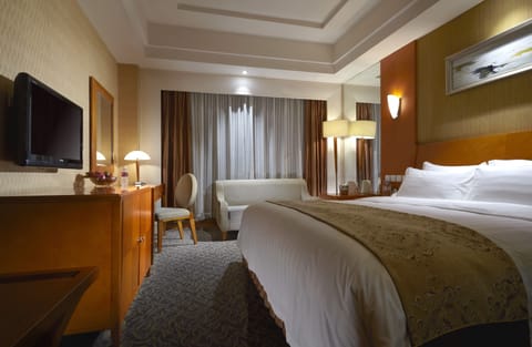 Deluxe Executive Room | Minibar, in-room safe, desk, blackout drapes