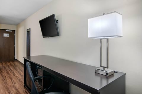 Premium bedding, desk, blackout drapes, soundproofing