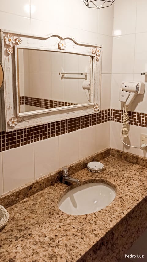 Standard Room (sem Varanda) | Bathroom | Shower, free toiletries, hair dryer, towels