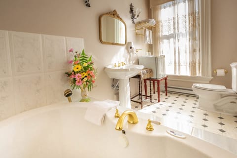 Deluxe Suite, 1 King Bed, Non Smoking, Bathtub | Bathroom | Free toiletries, hair dryer, towels