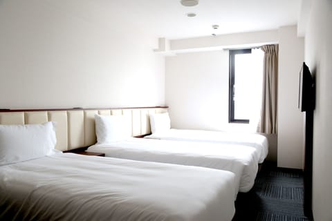 Triple Room | Desk, free WiFi, bed sheets