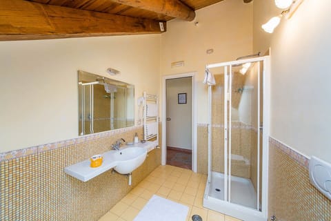 Triple Room | Bathroom | Shower, rainfall showerhead, free toiletries, hair dryer