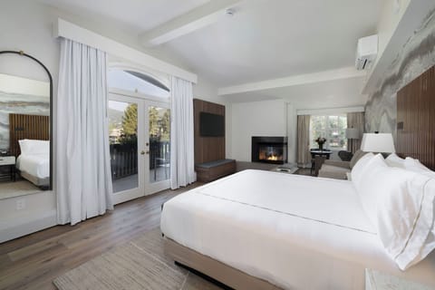 Deluxe Room, 1 King Bed, Mountain View | Premium bedding, Tempur-Pedic beds, in-room safe, laptop workspace