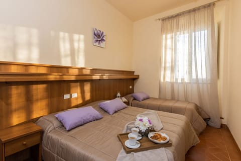 Triple Room, Private Bathroom | Desk, free WiFi, bed sheets