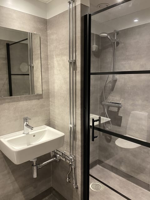 Shower, towels
