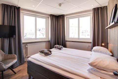 1 bedroom, premium bedding, blackout drapes, soundproofing
