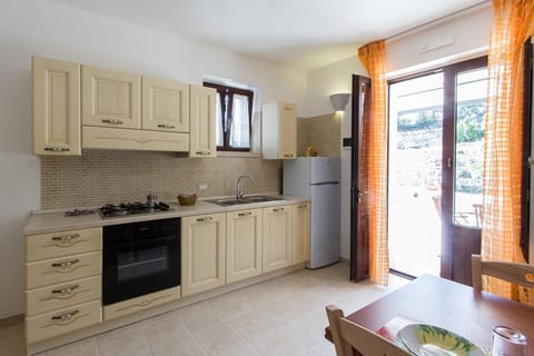 Basic Apartment, Garden View | Private kitchen | Microwave, stovetop, coffee/tea maker, electric kettle