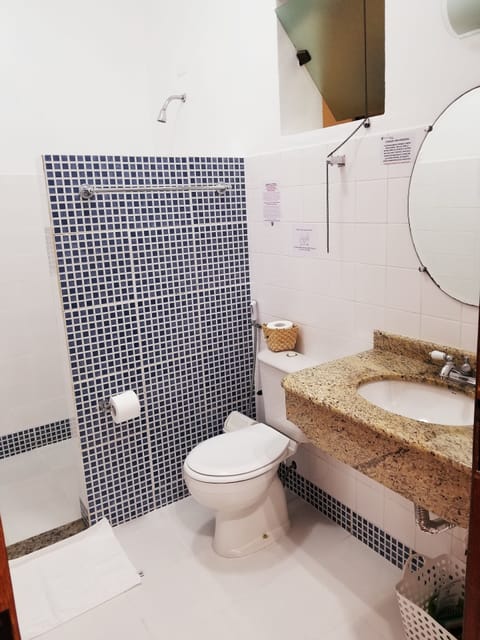Santa Fe Luxo | Bathroom | Shower, free toiletries, hair dryer, towels