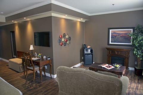 Junior Suite, 1 King Bed | Hypo-allergenic bedding, down comforters, desk, laptop workspace