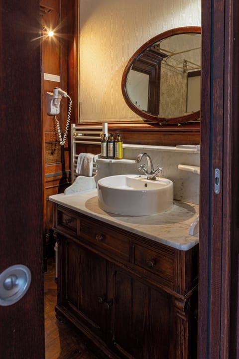 Superior Double Room | Bathroom | Free toiletries, hair dryer, bathrobes, slippers