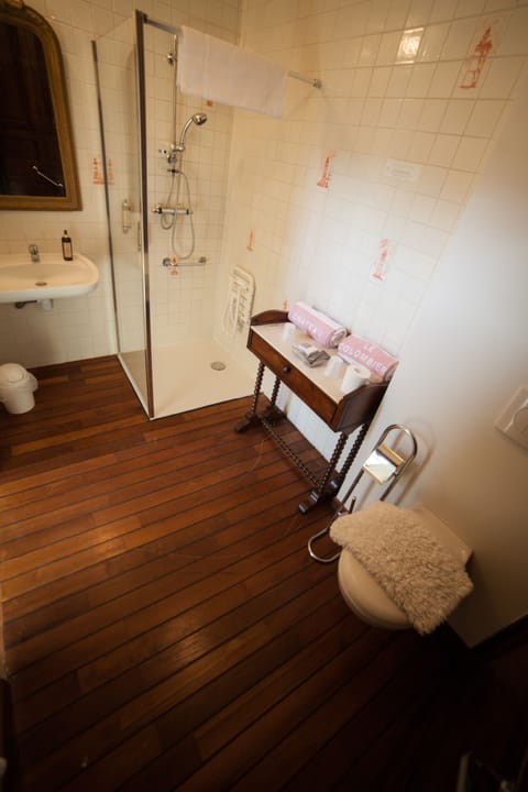 Classic Double Room | Bathroom | Free toiletries, hair dryer, bathrobes, slippers