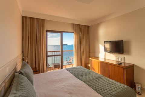 SUITE LUXO FRENTE MAR | Minibar, in-room safe, laptop workspace, soundproofing