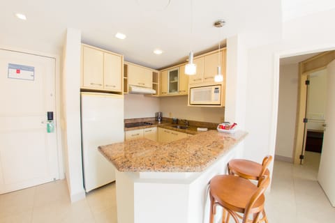 Deluxe Suite | Private kitchen | Microwave