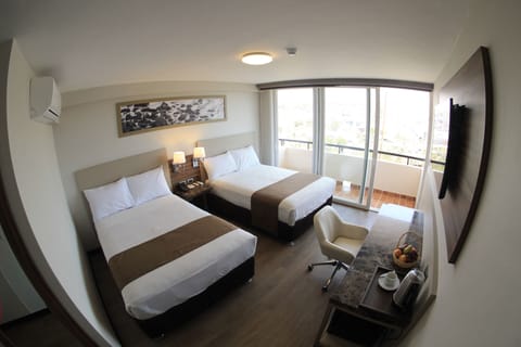 Twin Room, 2 Twin Beds | Minibar, in-room safe, desk, free WiFi