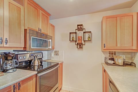 Condo, 1 Bedroom | Private kitchen | Fridge, microwave, oven, dishwasher