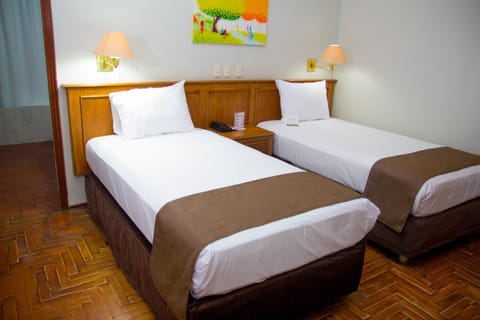 Twin Room, 2 Twin Beds | Minibar, in-room safe, desk, free WiFi