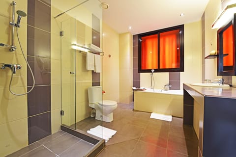 Executive Suite, 1 King Bed, Courtyard View, Corner | Bathroom | Designer toiletries, hair dryer, bathrobes, slippers