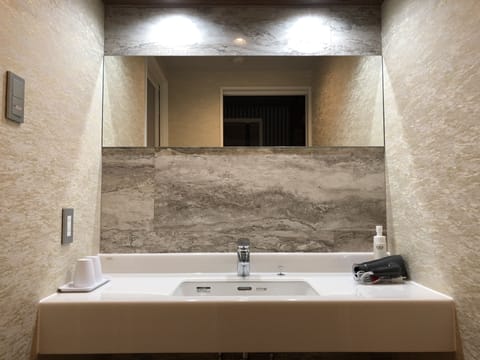 Luxury Suite | Bathroom | Separate tub and shower, deep soaking tub, free toiletries, hair dryer