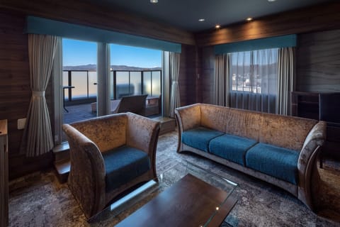 Luxury Suite | Minibar, in-room safe, blackout drapes, soundproofing