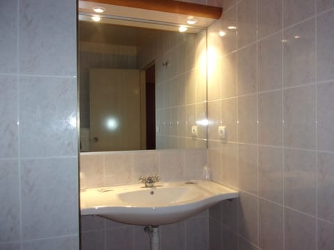 Quadruple Room | Bathroom | Free toiletries, hair dryer, bidet, towels