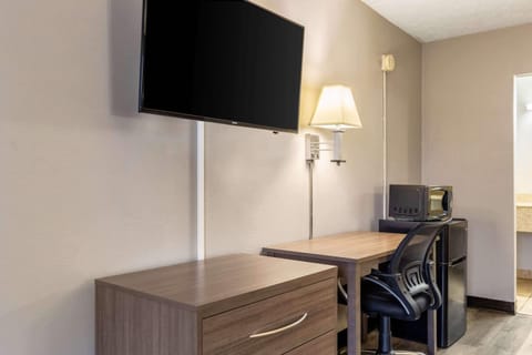 Cribs/infant beds, rollaway beds, free WiFi, bed sheets