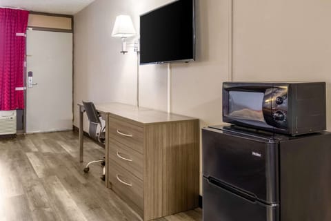 Standard Room, 1 King Bed, Non Smoking | Cribs/infant beds, rollaway beds, free WiFi, bed sheets