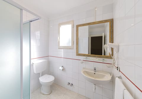 Standard Double or Twin Room | Bathroom | Shower, free toiletries, hair dryer, bidet