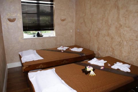 Couples treatment rooms, body treatments, aromatherapy