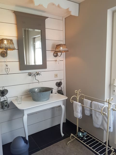 Deluxe Room | Bathroom | Free toiletries, hair dryer, towels