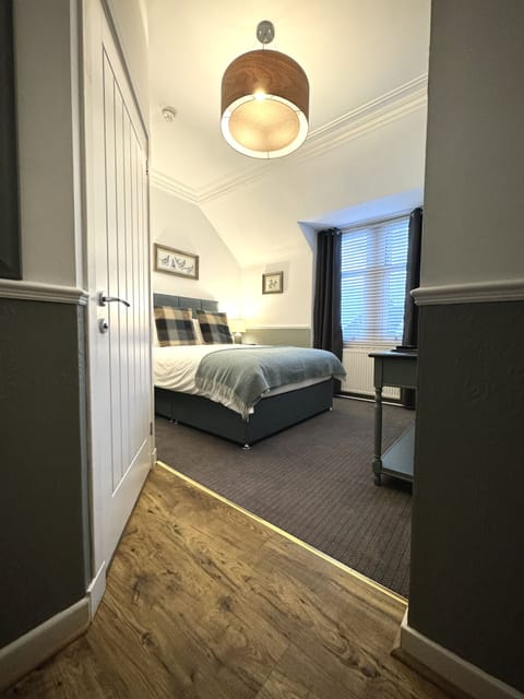 Classic Room, 1 Queen Bed | Individually decorated, iron/ironing board, free WiFi, bed sheets