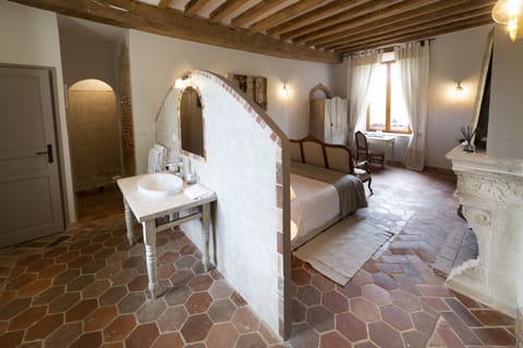 Comfort Room | Premium bedding, minibar, desk, rollaway beds