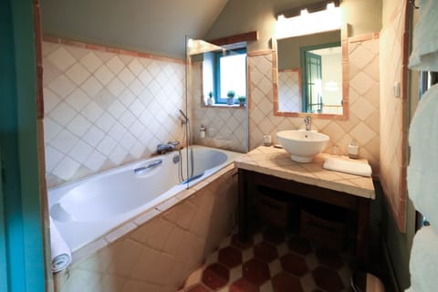 Superior Double Room | Bathroom | Free toiletries, hair dryer, towels