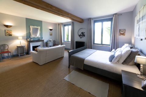 Comfort Room, 1 Queen Bed | Premium bedding, minibar, desk, rollaway beds