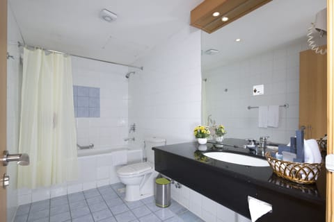 Combined shower/tub, deep soaking tub, free toiletries, hair dryer