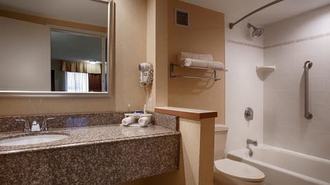 Combined shower/tub, hair dryer, towels