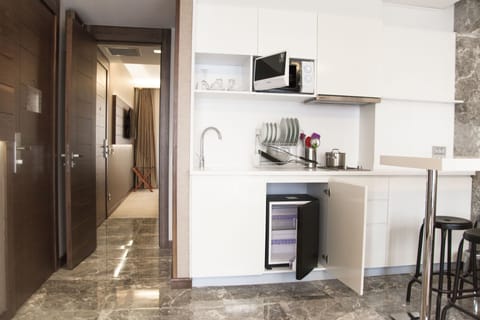 Family Suite, 1 Bedroom | Private kitchen | Coffee/tea maker, electric kettle