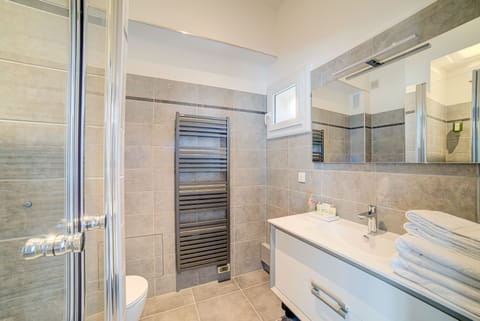 Comfort Suite, Private Bathroom, City View | Bathroom