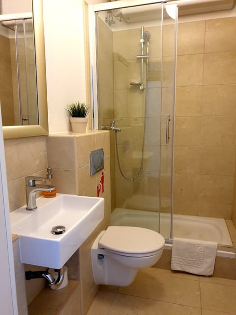 Superior Double Room | Bathroom | Shower, hair dryer, towels