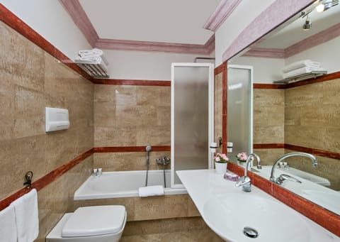 Basic Double Room | Bathroom | Shower, free toiletries, hair dryer, bidet