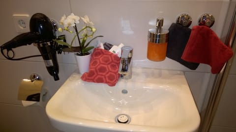 Double Room, Non Smoking | Bathroom sink