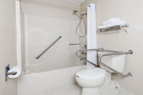 Room, 1 King Bed, Accessible, Non Smoking | Bathroom | Combined shower/tub, hair dryer, towels